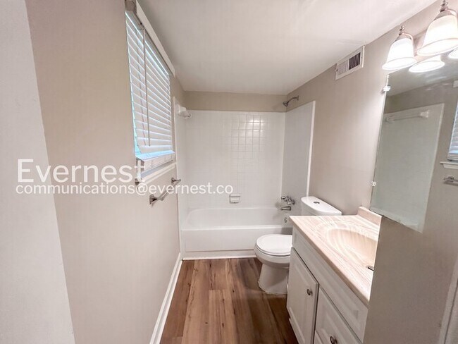 Building Photo - 5 Bed, 3 Bath Home with Garage / Pet-Friendly / Vouchers Accepted / Available Now!