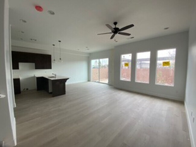 Building Photo - Beautiful like Brand New 3 Bedroom, 2.5 BathroomTownhome in Washington Fields!