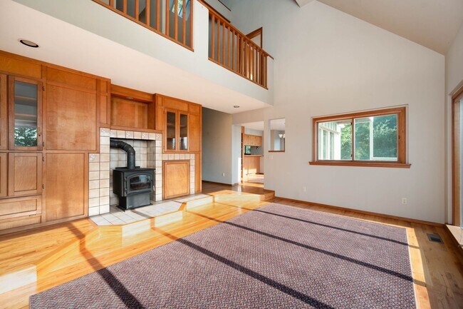 Building Photo - Beautiful home with views and in a gated c...