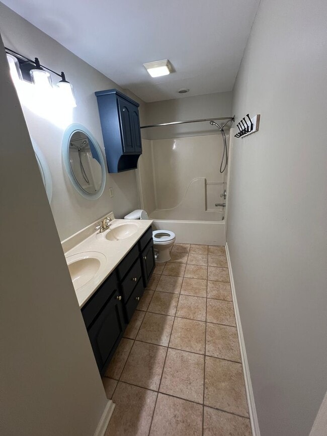 Building Photo - 3 bed 2.5 bath house with multiple bonus rooms!