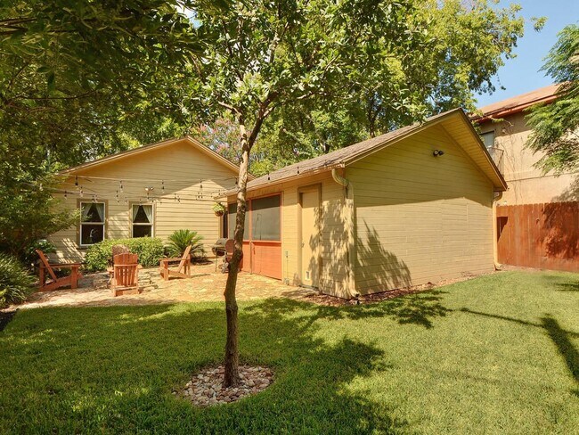 Building Photo - 610 W North Loop Blvd