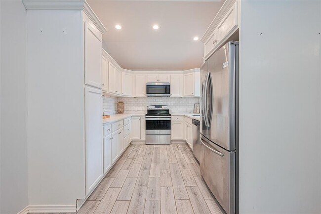 Building Photo - 8711 Pines Pl Dr