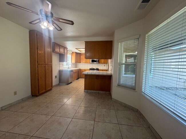 Building Photo - Single story near freeway access and major shopping!