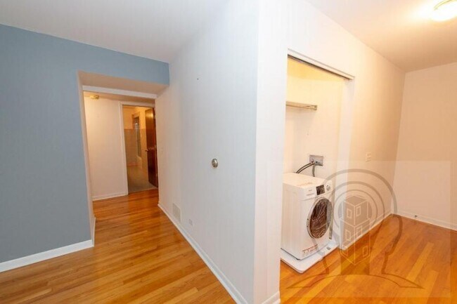 Building Photo - 2 bedroom in CHICAGO IL 60641
