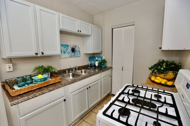 Building Photo - Cozy Cottage By The Sea!  3/2 Available 11...
