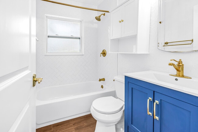 Building Photo - 652 42nd Ave NE