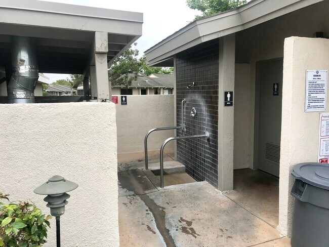 Building Photo - Two Bedroom, 2 Bathroom Condo in a Beautiful Community in Huntington!