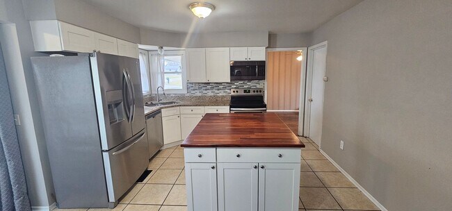 Building Photo - 2513 Hillcrest Dr