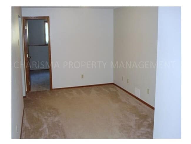 Building Photo - 4 BEDROOM, 2 BATH HOME IN EAST SIOUX FALLS! DOUBLE ATTACHED GARAGE! FENCED IN BACKYARD!