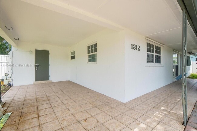 Building Photo - 1312 SE 3rd Ave