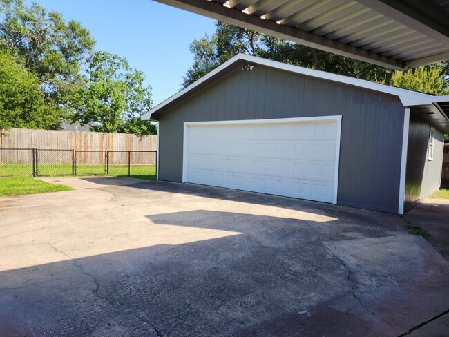 Building Photo - Move in Ready in 77619! Make this 4 Bedroo...