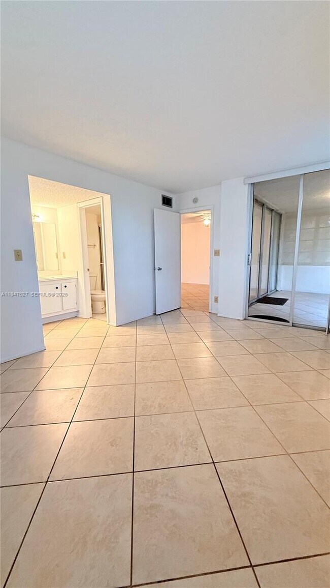 Building Photo - 1811 Sabal Palm Dr