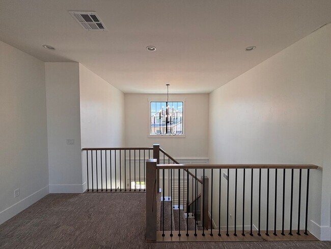 Building Photo - Beautiful 5 bed | 4 Bath | 3 Car Garage