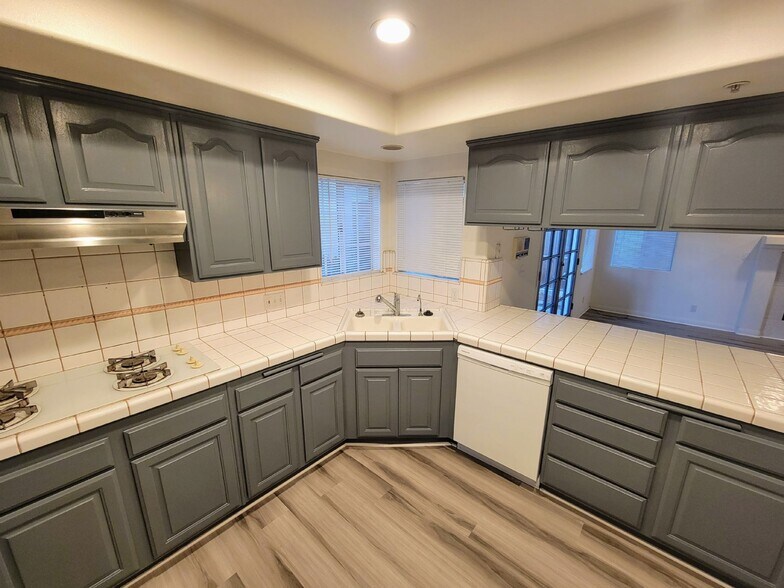 Building Photo - 1600 Perkins Ln