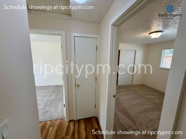 Building Photo - 11837 SE Gladstone St