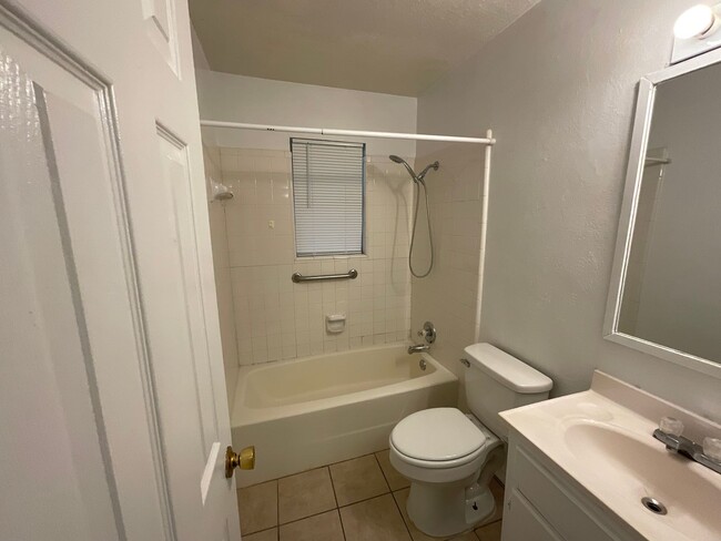 Building Photo - 2 Bed 1 Bath