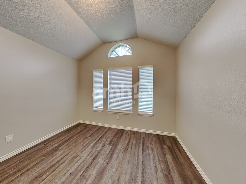 Building Photo - 11907 Santa Fe Trl