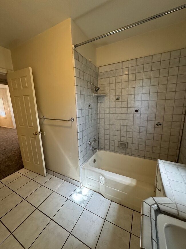 Building Photo - Spacious home near Bakersfield College!