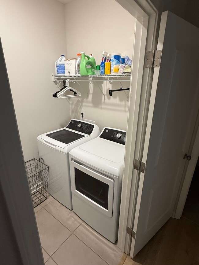 Building Photo - 430 Maple St