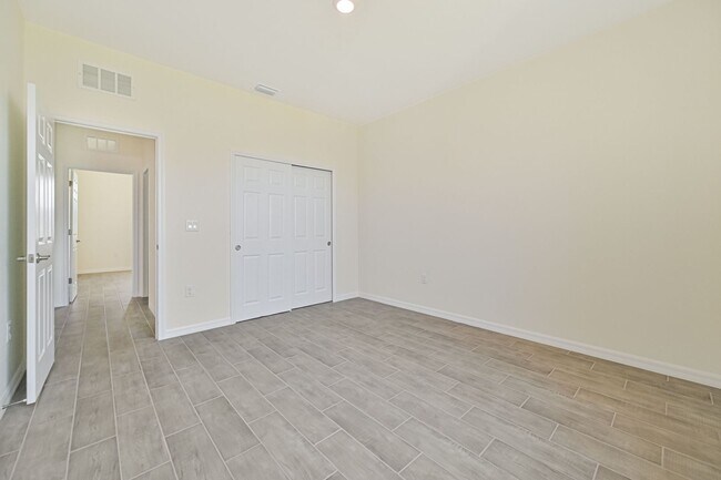 Building Photo - ** 3 + Den Home in NW Cape ~ 2 Car Garage **