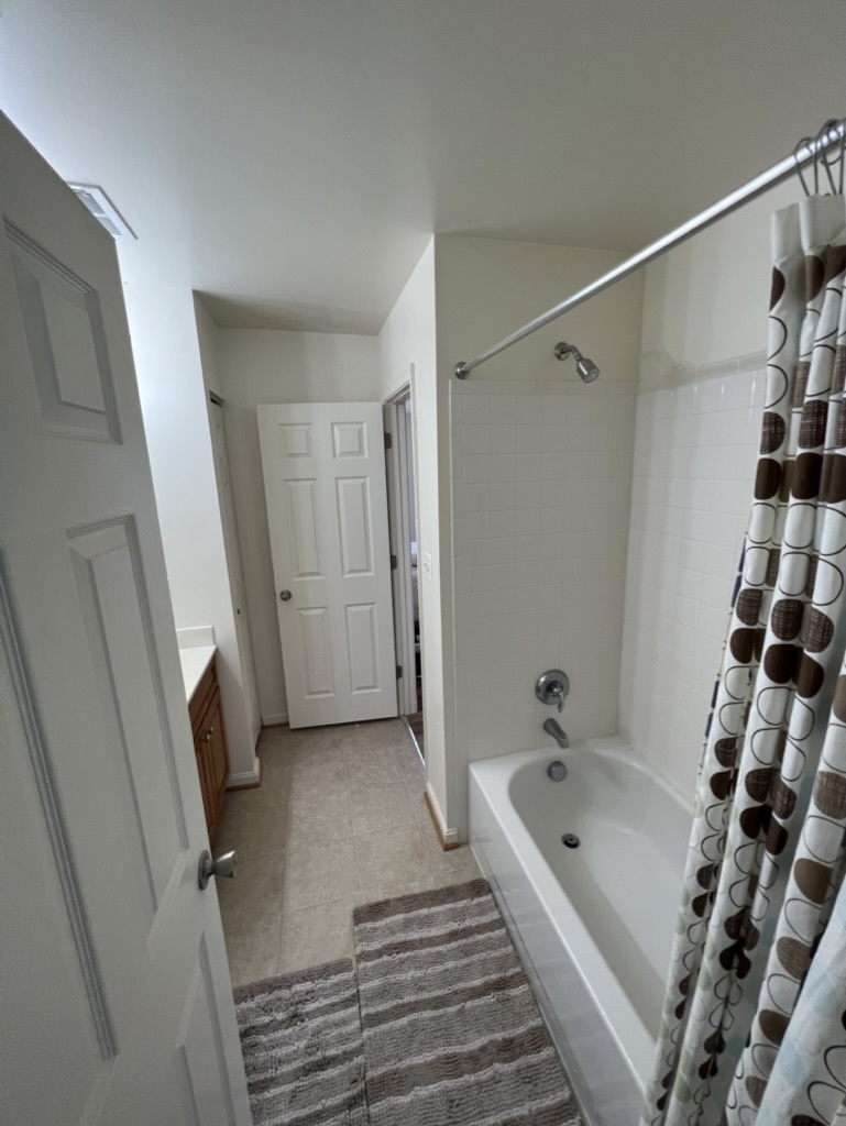 Full bathroom - (1) Bedroom 1 - 1431 Shippen Ln SE