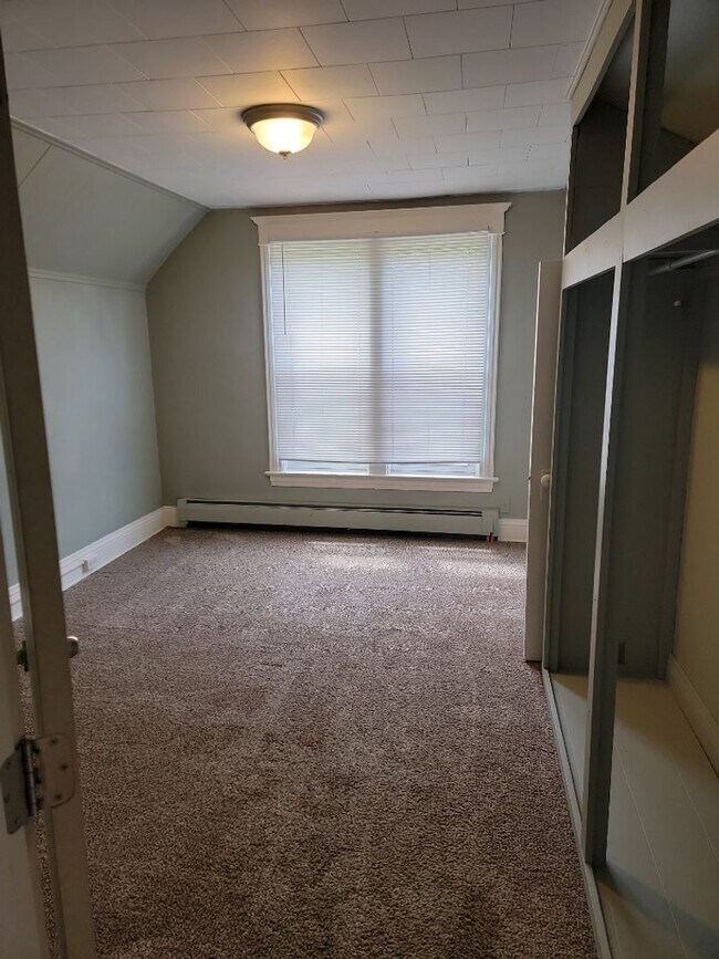 Building Photo - AVAILABLE JUNE - Updated 4 Bed 1 Bath