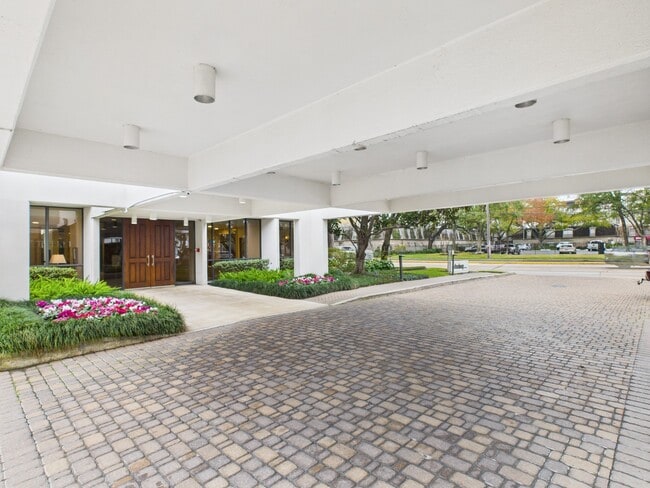 Building Photo - 5001 Woodway Dr