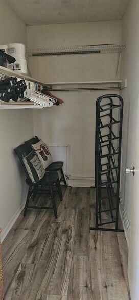 Building Photo - 6215 Green View Cir