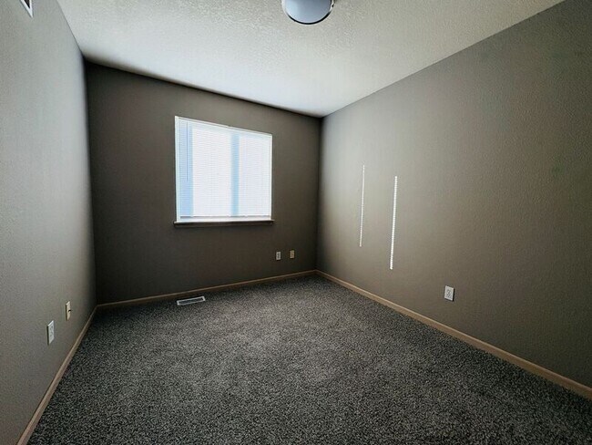 Building Photo - 808 NE Independence Ct