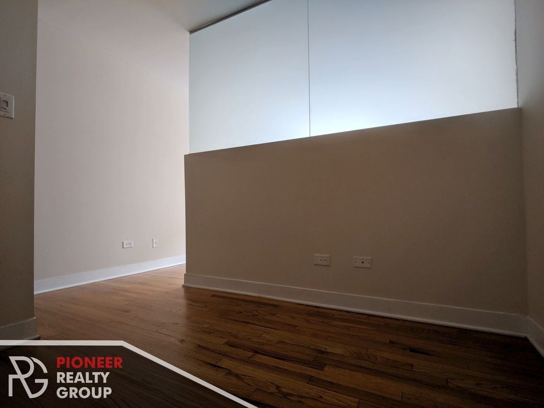 Building Photo - 625 W Wrightwood Ave