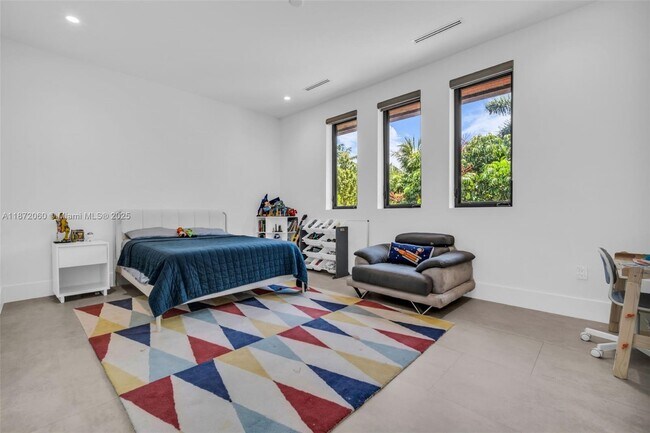 Building Photo - 6120 SW 80th St