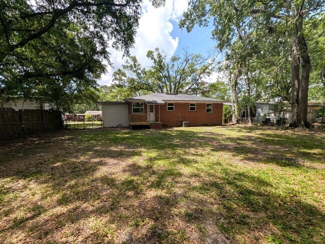 Building Photo - AVAILABLE NOW!! 3/1 Updated and Ready for a move-in!