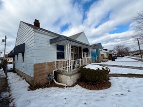 Building Photo - Three Bedroom Ranch home with a 1 and a half car garage. Section 8 Ready Very nice area. Call 313...