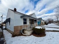 Building Photo - Three Bedroom Ranch home with a 1 and a half car garage. Very nice area.