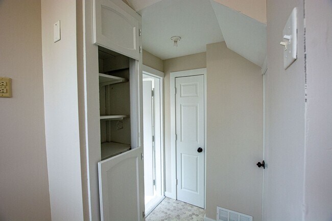 Building Photo - Super Cool and Unique 4 Bedroom / 1 Bath Home in Bellevue near Offut!