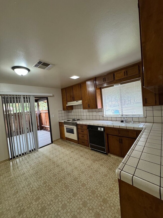 Building Photo - 4056