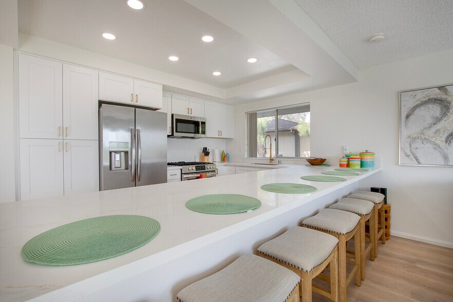 Building Photo - 8143 La Jolla Scenic Dr N