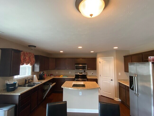 Building Photo - 6750 Woodcrest Dr