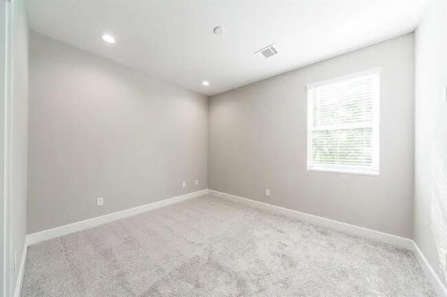 Building Photo - 1329 Buescher Dr