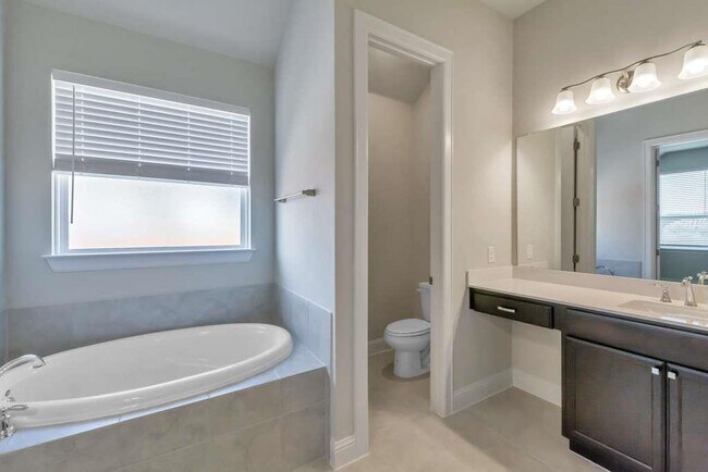 Building Photo - 2208 Bell Mare Vw