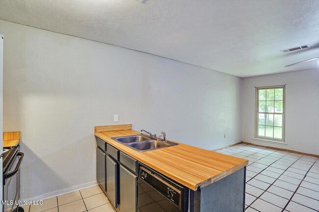 Building Photo - 757 Sandy Ln