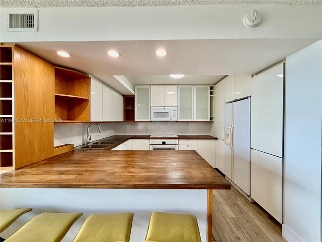 Building Photo - 1000 Parkview Dr