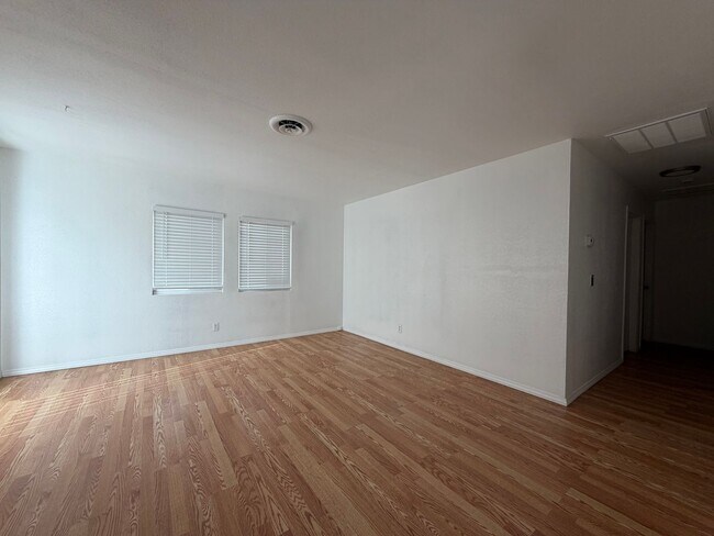 Building Photo - NEW LISTING!! 3 Bedroom 1.5 Bathroom House with Huge Yard, Central Heat & Air!