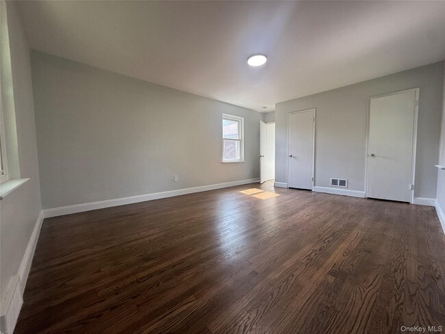 Building Photo - 11 Willow Ln