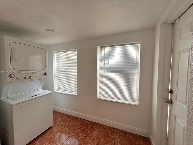 Building Photo - 110 NE 56th St