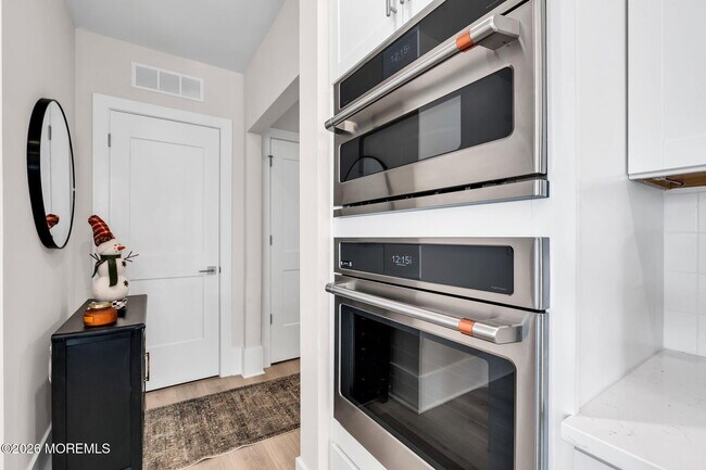 Building Photo - 218 3rd Ave