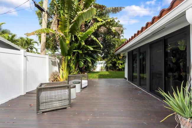 Building Photo - 715 NE 25th Ave