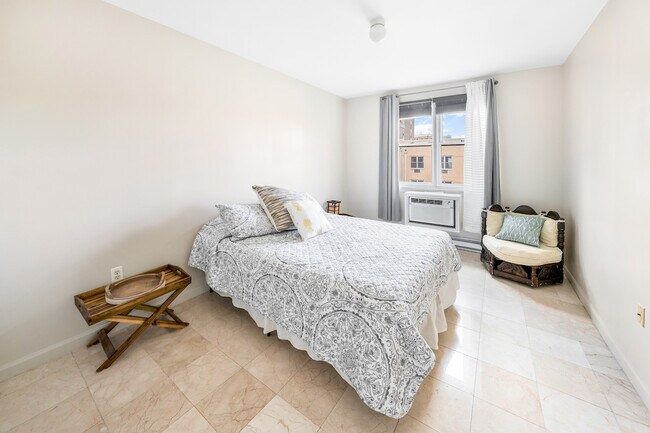 Building Photo - 55 E 117th St