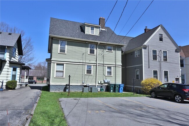 Building Photo - 733 University Ave