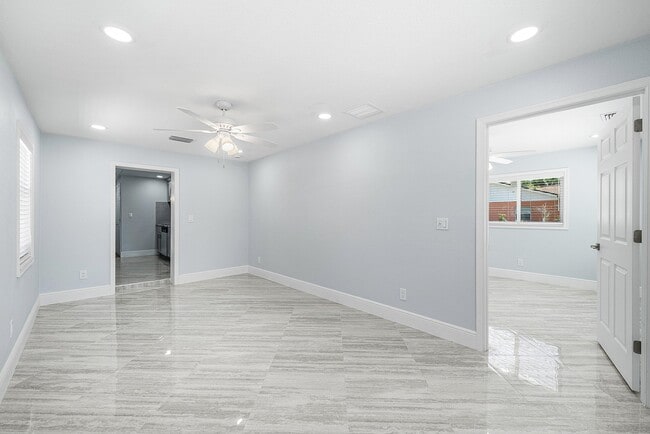 Building Photo - 611 Davis Rd